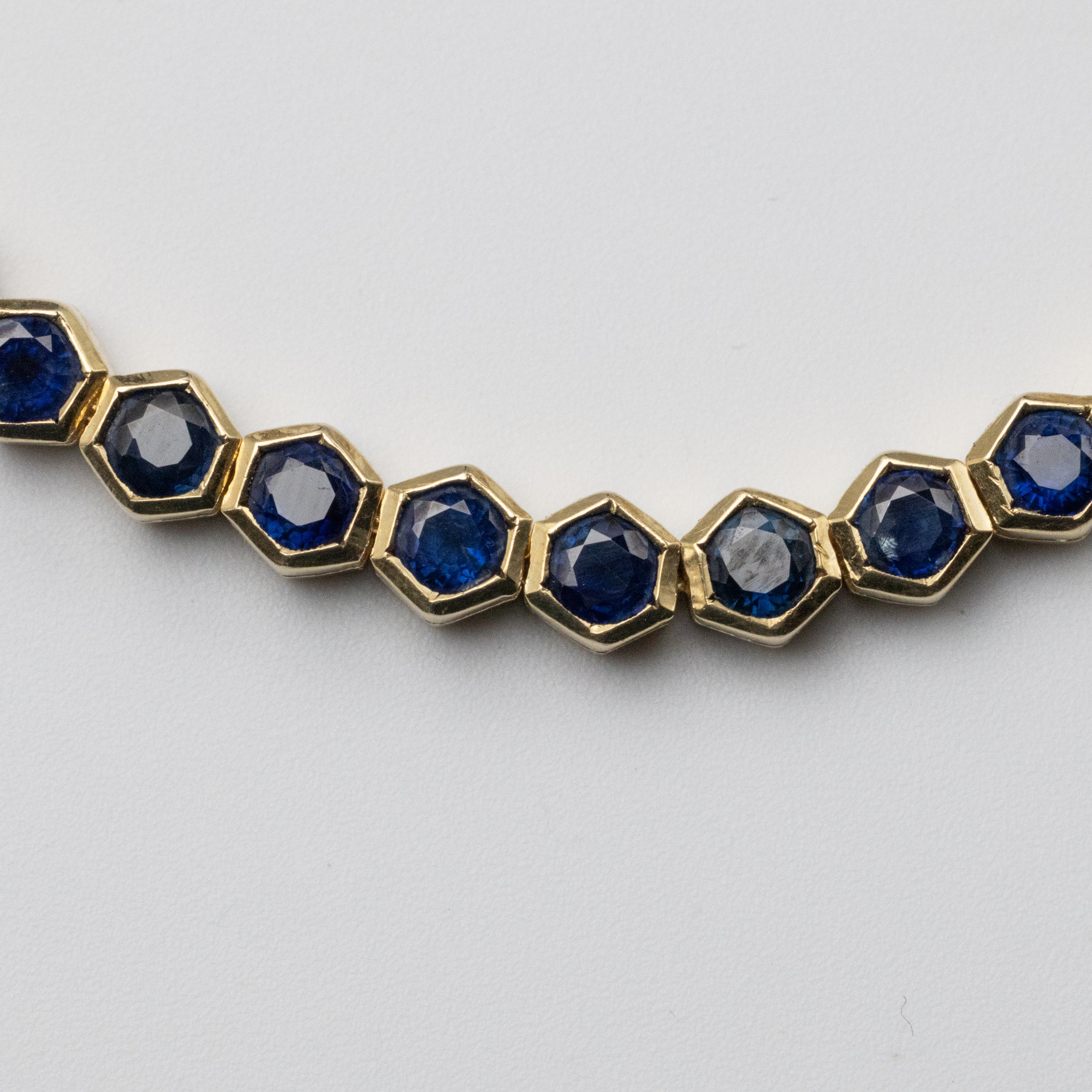 Gold Sapphire bracelet middle sapphire view