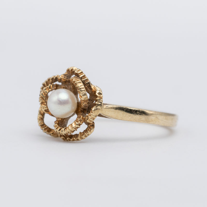 Elegant 9K Yellow Gold Pearl Flower Ring