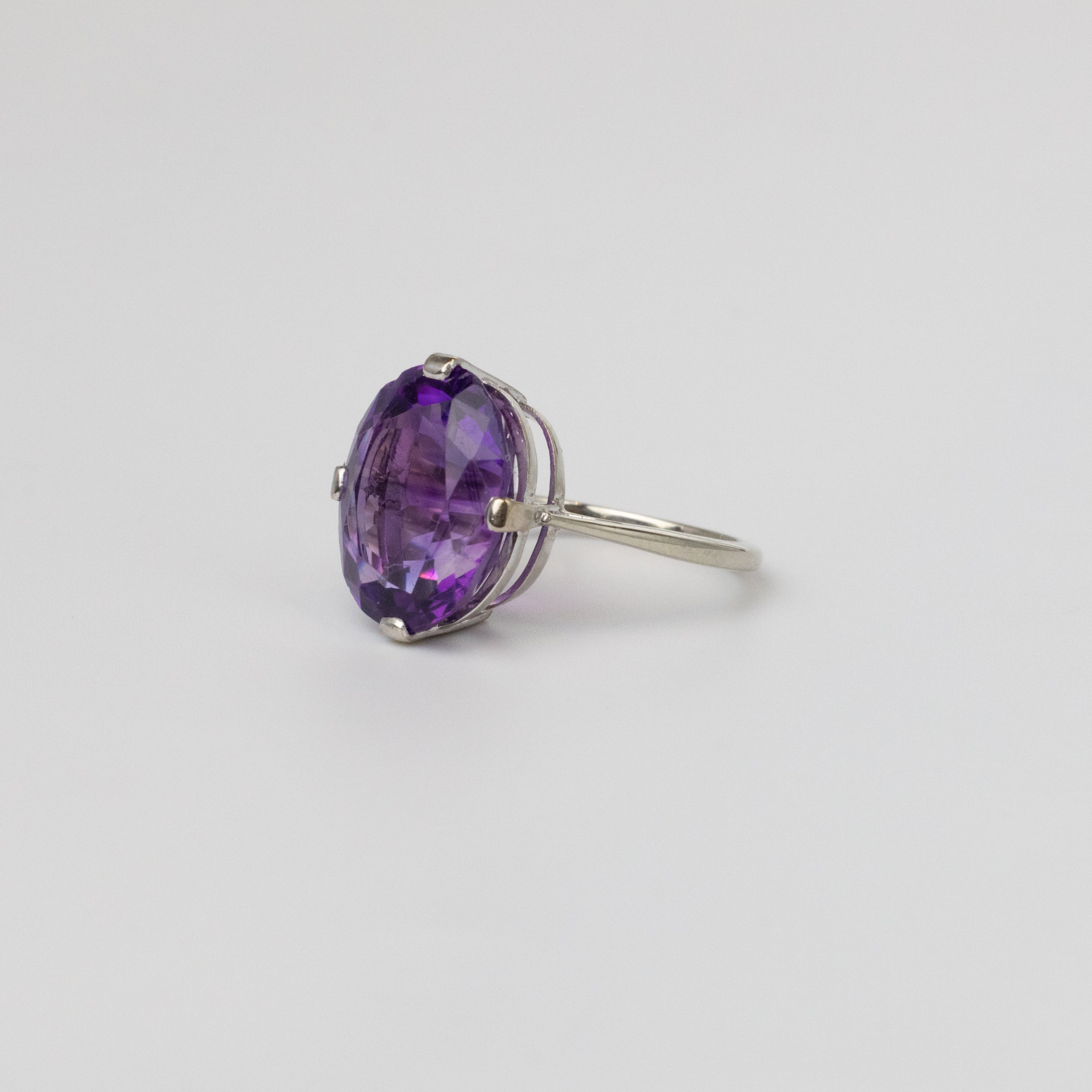 Oval amethyst ring