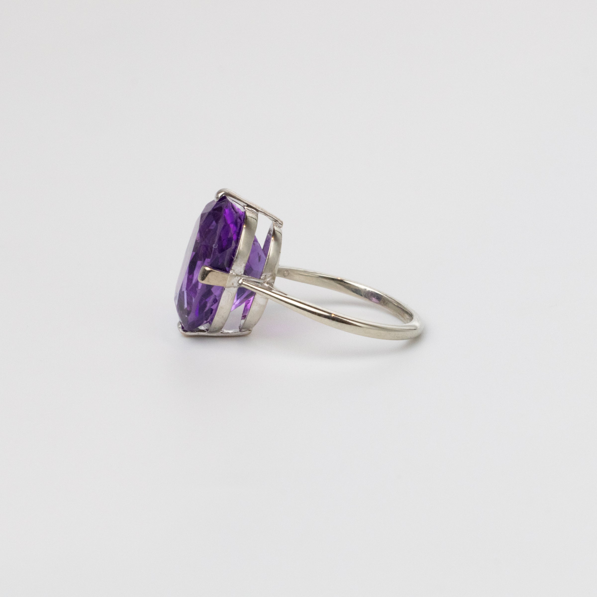 Oval amethyst ring