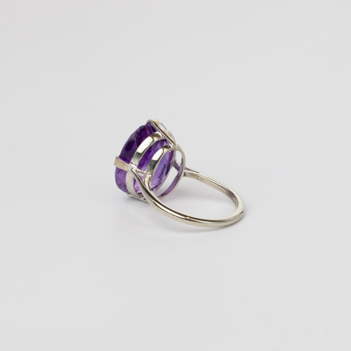 Oval amethyst ring