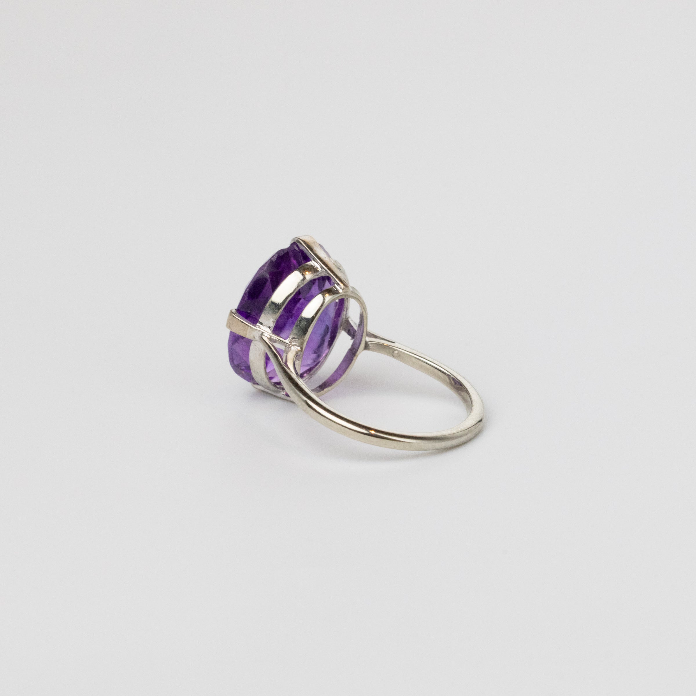 Oval amethyst ring