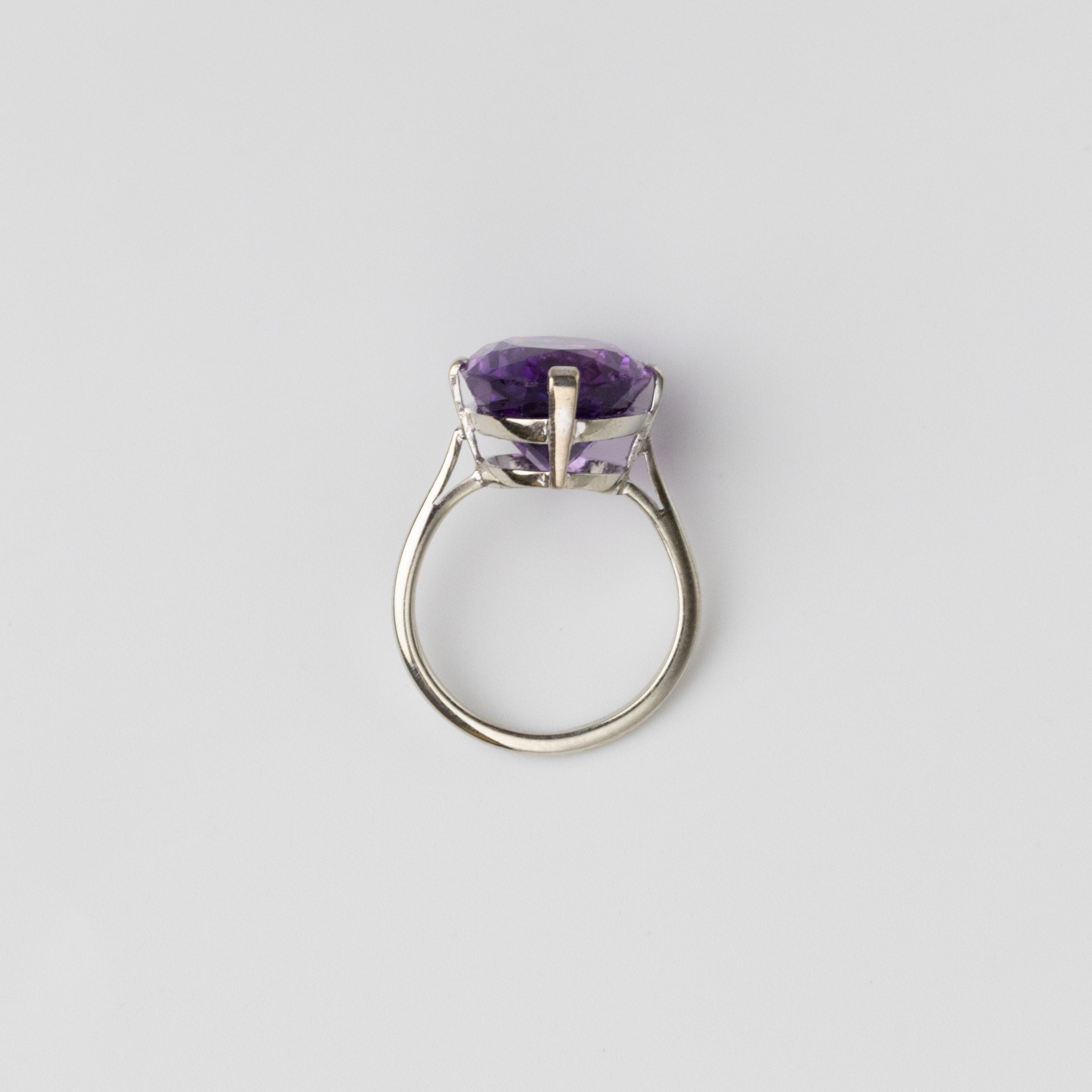 Oval amethyst ring
