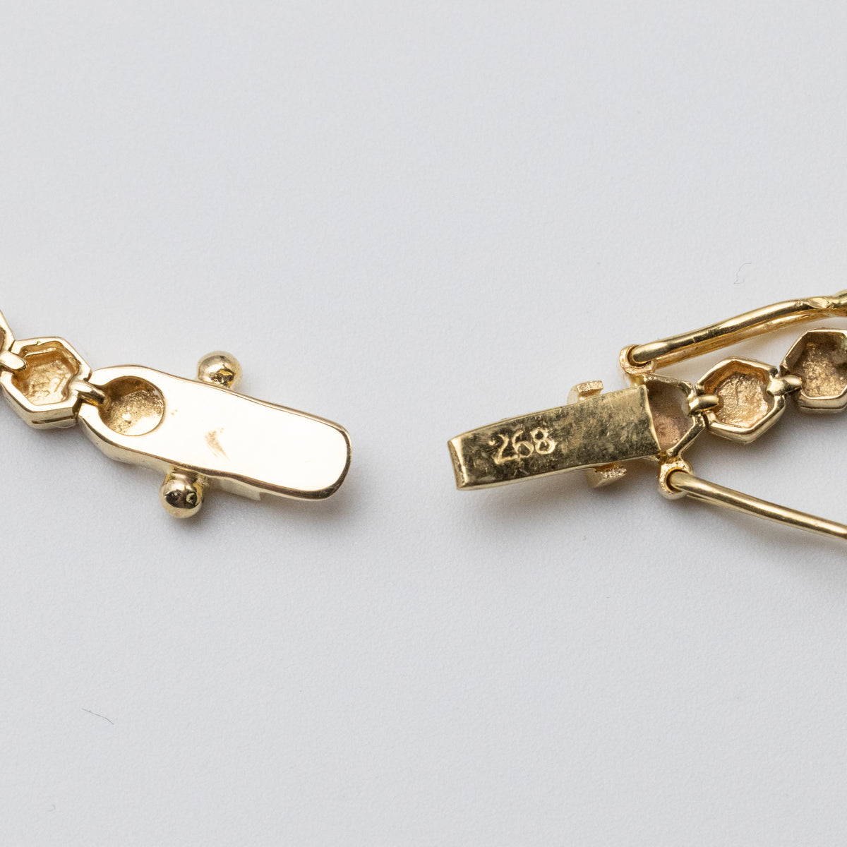 Gold Sapphire bracelet back clasp view