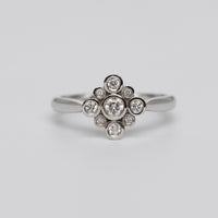 A Pretty 18K White Gold Diamond Ring