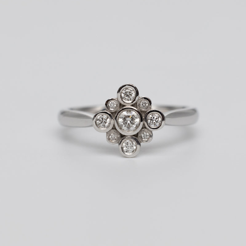 A Pretty 18K White Gold Diamond Ring