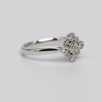A Pretty 18K White Gold Diamond Ring