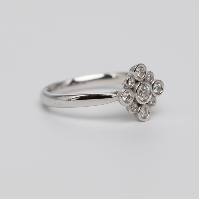 A Pretty 18K White Gold Diamond Ring