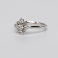 A Pretty 18K White Gold Diamond Ring